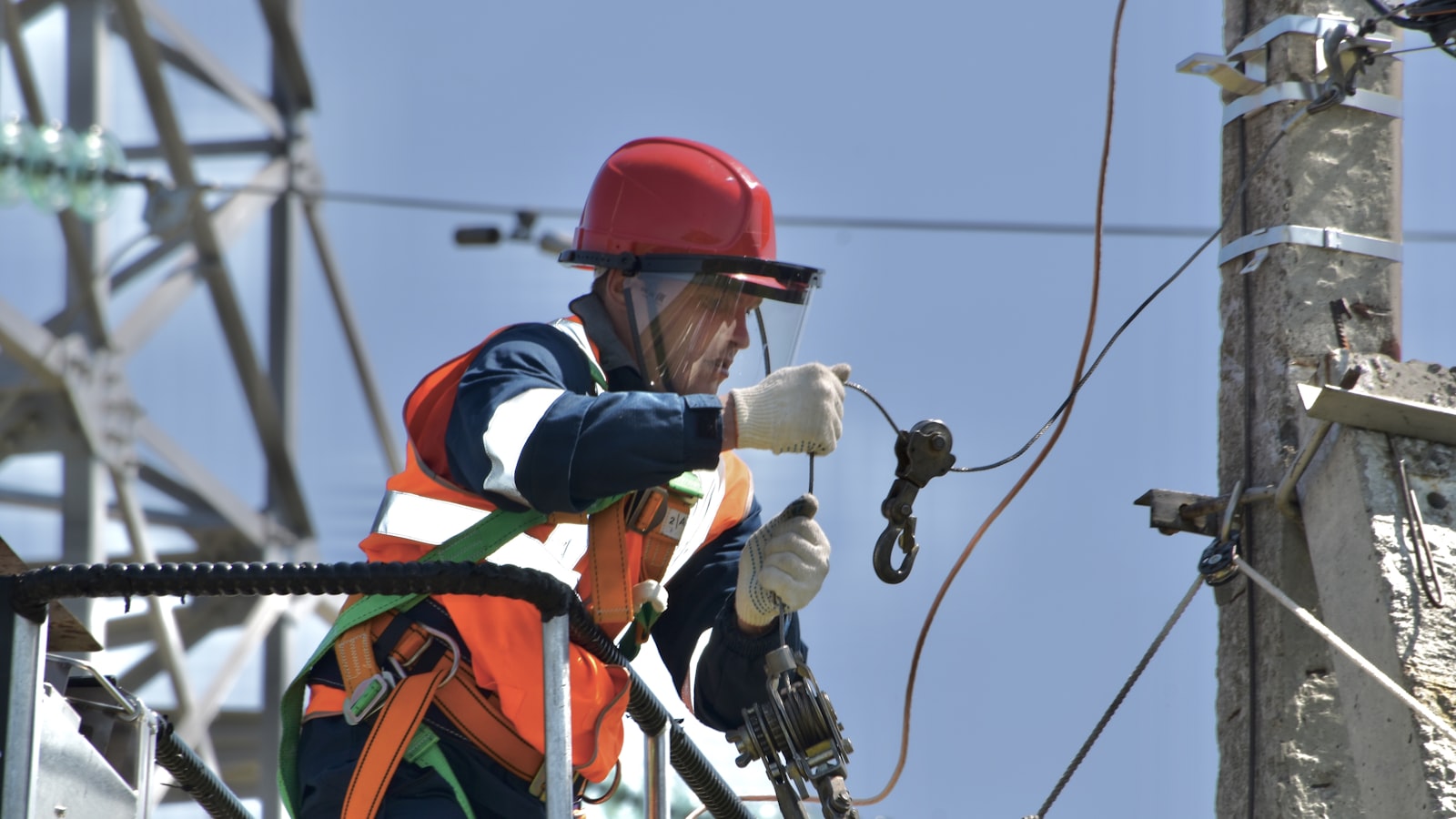 Pemasangan AC di Rumah dengan Tegangan Listrik Tidak Stabil: Strategi Instalasi agar PCB Lebih Aman dan AC Tidak Gampang Error